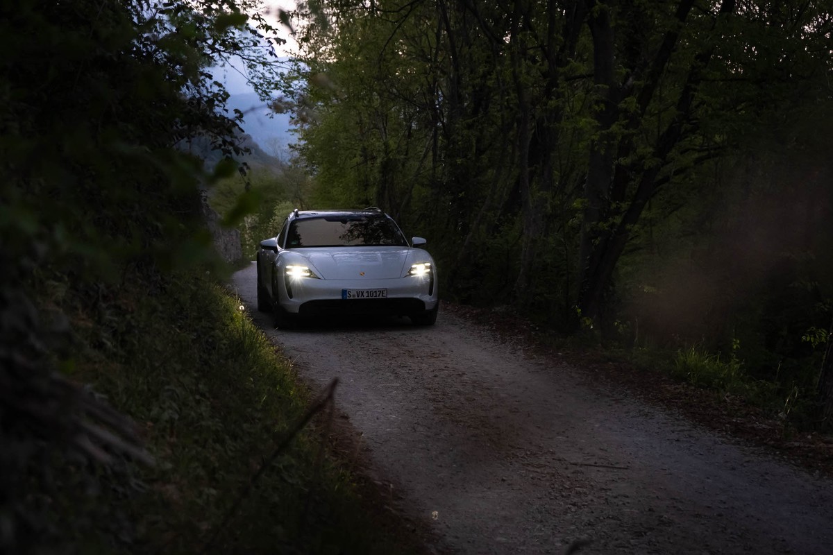 Driving on dirt roads