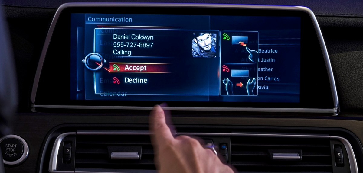 The visual indicators of BMW's gesture control